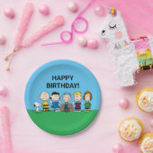 Die Freunde von Erdnüssen in einer Reihe Pappteller (Party)