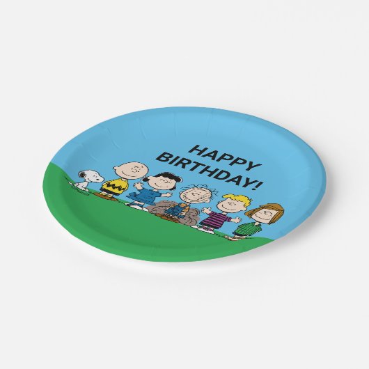 Die Freunde von Erdnüssen in einer Reihe Pappteller (Schrägansicht)