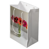 Die fröhliche Gerbera Blume + Individuelle Name Mittlere Geschenktüte (Vorderseite Schrägansicht)