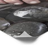 Die Füße der Frau auf Kies Poster (Ecke)