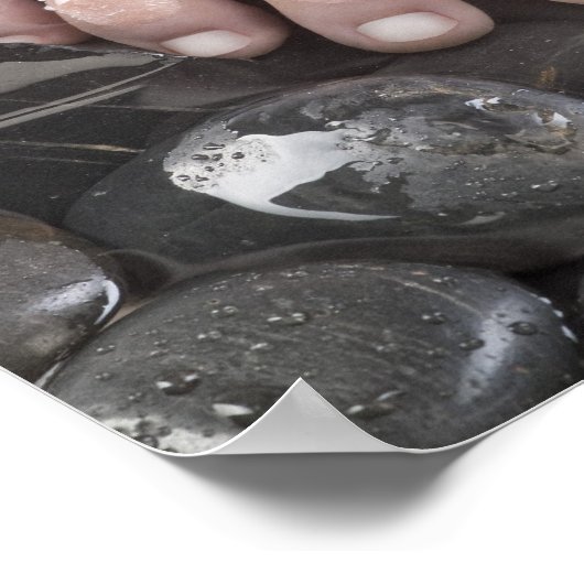 Die Füße der Frau auf Kies Poster (Ecke)