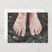 Die Füße der Frau auf Kies Postkarte (Vorne/Hinten)