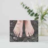 Die Füße der Frau auf Kies Postkarte (Stehend Vorderseite)