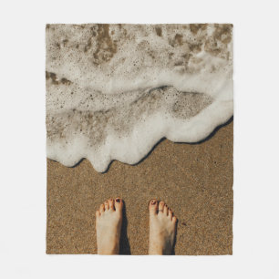 Die Füße der Person direkt am Meer Fleecedecke