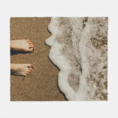 Die Füße der Person direkt am Meer Fleecedecke (Vorderseite (Horizontal))