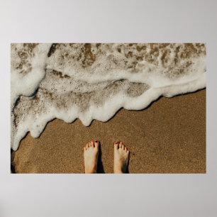 Die Füße der Person direkt am Meer Poster