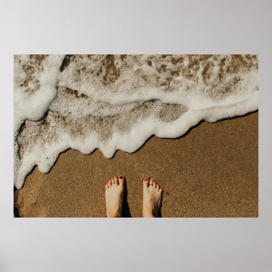 Die Füße der Person direkt am Meer Poster (Vorne)
