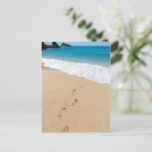 Die Fußstapfen des Sandstrandes führen zum blauen Postkarte (Stehend Vorderseite)