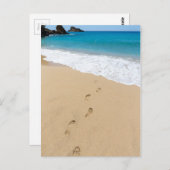 Die Fußstapfen des Sandstrandes führen zum blauen Postkarte (Vorne/Hinten)