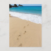 Die Fußstapfen des Sandstrandes führen zum blauen  Postkarte (Vorderseite)