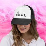 Die G.O.A.T. lustige Ziege zitiert schwarzen LKW-H Truckerkappe<br><div class="desc">Entfesseln Sie Ihren inneren Champion mit "The GOAT" Black and White Hat, einem stilvollen und leistungsstarken Accessoire, das Vertrauen und Größe ausstrahlt. Mit diesem hochwertigen Hut, der modernes Design mit einer zeitlosen Botschaft verbindet, können Sie den Geist der Beststen aller Zeiten (G.O.A.T. "Der GOAT"-Hut ist mehr als nur eine Modeaussage;...</div>