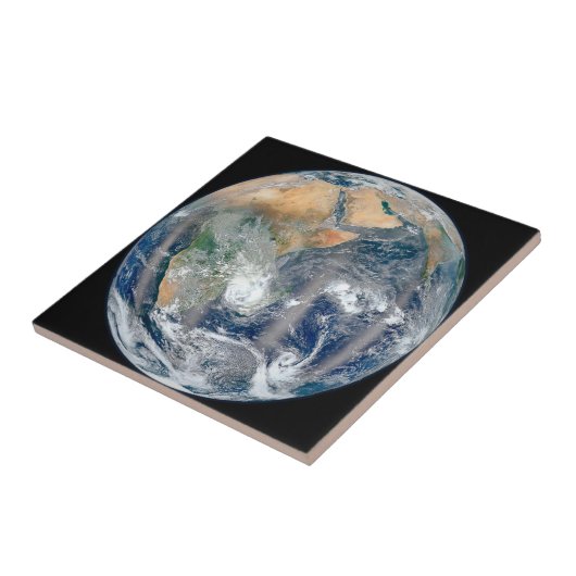 Die ganze Erde, die die östliche Hemisphäre zeigt. Fliese (Seite)