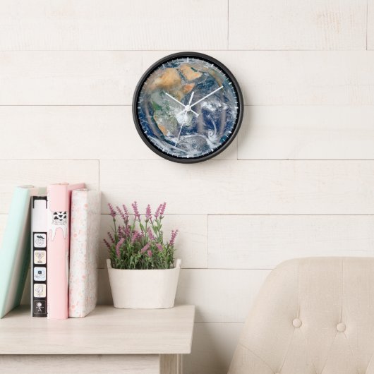 Die ganze Erde, die die östliche Hemisphäre zeigt. Uhr (Lesesaal)