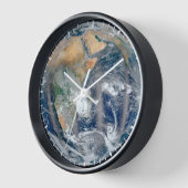 Die ganze Erde, die die östliche Hemisphäre zeigt. Uhr (Winkel)