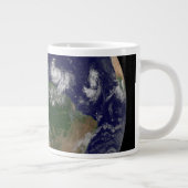 Die ganze Erde mit tropischen Stürmen im Atlantik Jumbo-Tasse (Rechts)