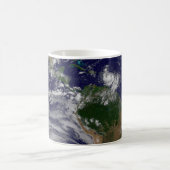 Die ganze Erde mit tropischen Stürmen im Atlantik Kaffeetasse (Mittel)