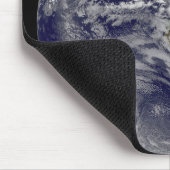 Die ganze Erde mit tropischen Stürmen im Atlantik Mousepad (Ecke)