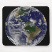Die ganze Erde mit tropischen Stürmen im Atlantik Mousepad (Vorne)
