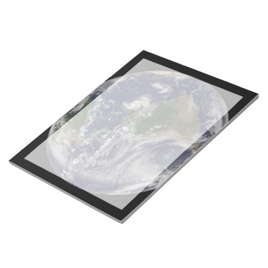 Die ganze Erde mit tropischen Stürmen im Atlantik Notizblock (angewinkelt)