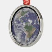 Die ganze Erde mit tropischen Stürmen im Atlantik Ornament Aus Metall (Links)