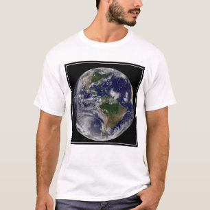 Die ganze Erde mit tropischen Stürmen im Atlantik T-Shirt