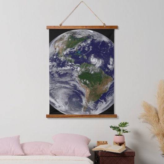 Die ganze Erde mit tropischen Stürmen im Atlantik Wandteppich Mit Holzrahmen (Schlafzimmer)