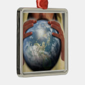 Die ganze Welt in seinen Händen Ornament Aus Metall (Rechts)