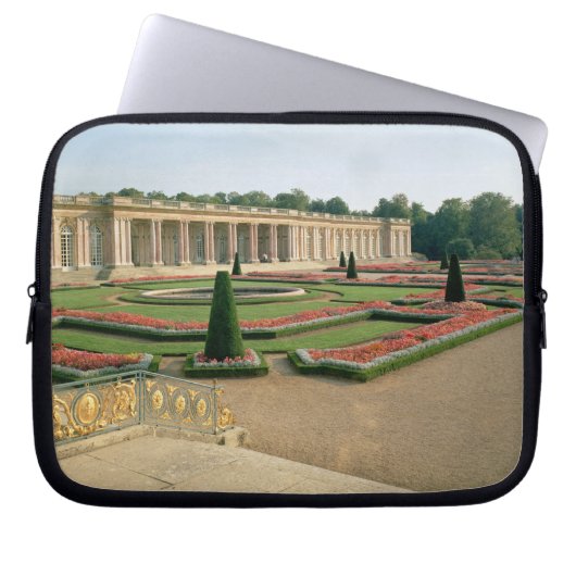 Die Garten-Fassade des großartigen Trianon, 1687 Laptopschutzhülle (Vorderseite)