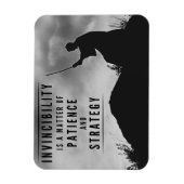 Die Geduld der Unbesiegbarkeit - Inspiration Magnet (Vertikal)