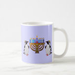 Die gefrorenen ausgesuchten Hannukah Tassen<br><div class="desc">Feiern Sie die acht Nächte von Chanukah mit dieser bunten Tasse! Grafische Illustration der Pinguine,  die das Hannukah menorah genießen,  beleuchtet.</div>