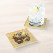 Die gelbe Federmaske im Blumenmuster Glasuntersetzer (Schrägansicht)