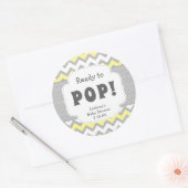 Die gelbe graue Babydusche ist für Pop bereit Runder Aufkleber (Umschlag)