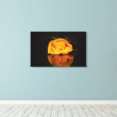 Die gelbe Rose Leinwanddruck (Insitu (Holzboden))
