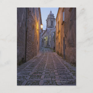 Die gepflasterte Gasse der Altstadt beleuchtete na Postkarte
