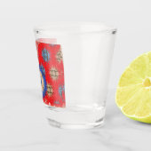 die Gestaltung eines roten Hintergrunds mit einem  Schnapsglas (Rechts)