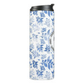 Die Gesundheitsfürsorge gibt den blauen und weißen Thermosbecher (Nach links gedreht)