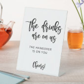 Die Getränke sind auf unserem sonnigen Hochzeitssy Sockelschild (In Situ)