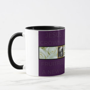 Die gewinnende Tasse der Frau wirft ein Schlaglich
