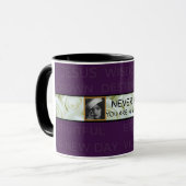 Die gewinnende Tasse der Frau wirft ein Schlaglich (Vorderseite Links)