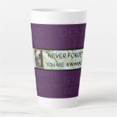 Die gewinnende Tasse der Frau wirft ein Schlaglich (Vorderseite)