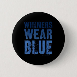 Die Gewinner des Sommercamps tragen ein blaues Wet Button