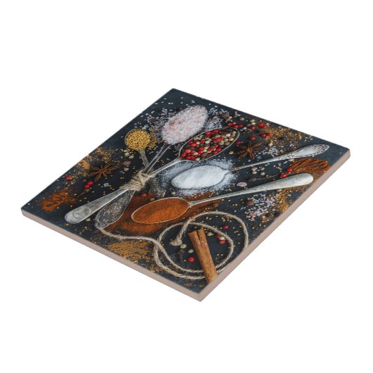 Die Gewürze auf Löffeln Fliese (Seite)