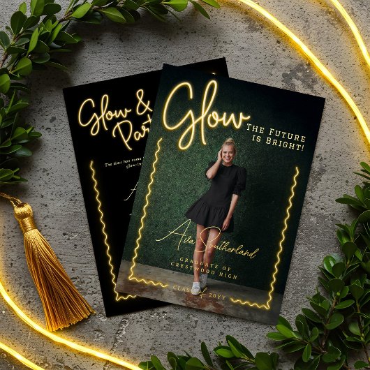 Die glatte Zukunft ist der glänzende Gelbe Neonneb Folieneinladung