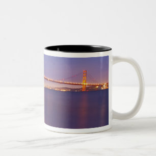 Die Golden Gate Bridge bei Dämmerung von Kirby Co Zweifarbige Tasse