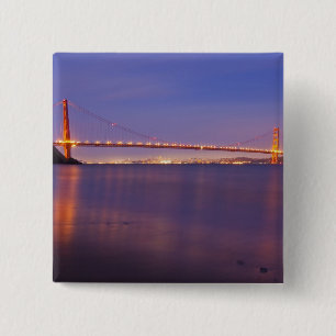 Die Golden Gate Bridge bei Dämmerung von Kirby Cov Button