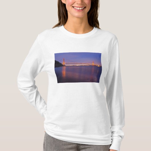 Die Golden Gate Bridge bei Dämmerung von Kirby Cov T-Shirt (Vorderseite)