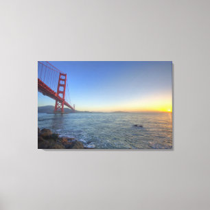 Die Golden Gate Bridge bei Sonnenaufgang von Fort Leinwanddruck