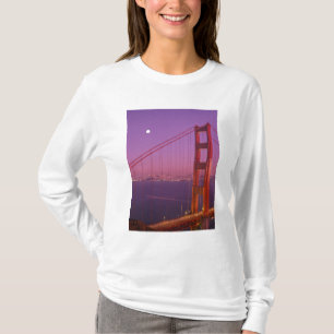 Die Golden Gate Bridge kurz nach Sonnenuntergang, T-Shirt