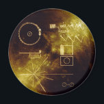 Die goldene Aufnahme der Voyager Magnet<br><div class="desc">Jede Raumsonde der Voyager trägt eine vergoldete Audio-visuelle Diskette, falls eines der beiden Raumfahrzeuge jemals von intelligenten Lebensformen anderer Planetensysteme gefunden wird. Die Platten tragen Fotos der Erde und ihrer Lebensformen, eine Reihe wissenschaftlicher Informationen, gesprochene Grüße von Menschen (z. B. der Generalsekretär der Vereinten Nationen und der Präsident der Vereinten...</div>