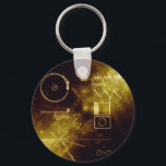 Die goldene Aufnahme der Voyager Schlüsselanhänger<br><div class="desc">Jede Raumsonde der Voyager trägt eine vergoldete Audio-visuelle Diskette, falls eines der beiden Raumfahrzeuge jemals von intelligenten Lebensformen anderer Planetensysteme gefunden wird. Die Platten tragen Fotos der Erde und ihrer Lebensformen, eine Reihe wissenschaftlicher Informationen, gesprochene Grüße von Menschen (z. B. der Generalsekretär der Vereinten Nationen und der Präsident der Vereinten...</div>